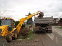 Prace przy budowie chodnika w Skowej
