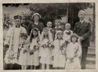 Komunia - maj 1934 r.kierownik Augustyn z �on� i ks. Jan Wilk