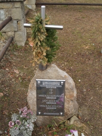 Pomnik rozstrzelanych na cmentarzu wojskowym w Męcinie Wielkiej