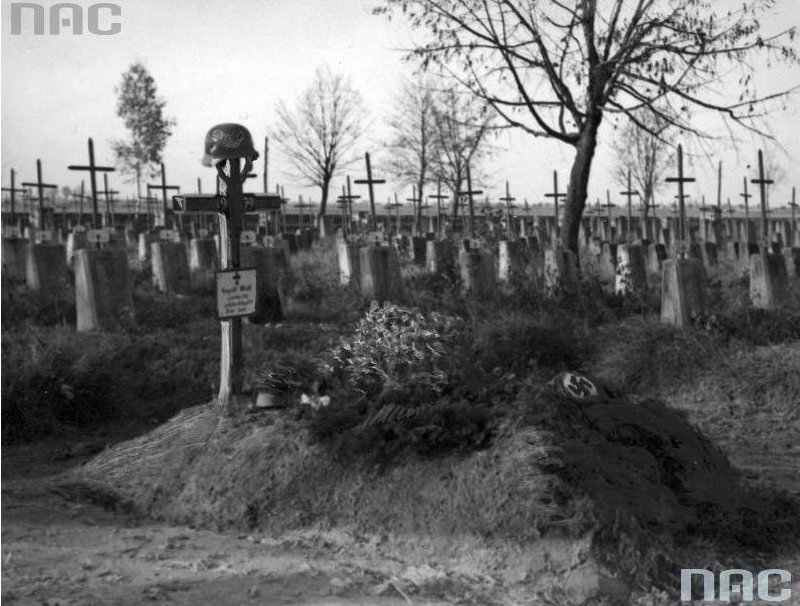 Cmentarz wojenny nr 200 w Tarnowie - Chyszów - widoczny grób żołnierza niemieckiego z września 1939 r